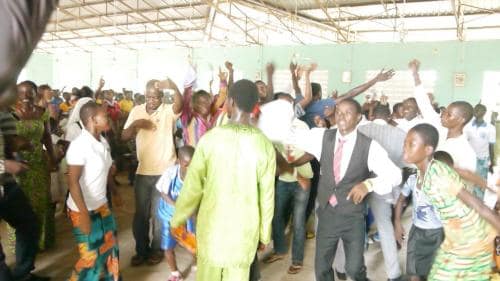 29Praising-God-after-healing-and-deliverance-2