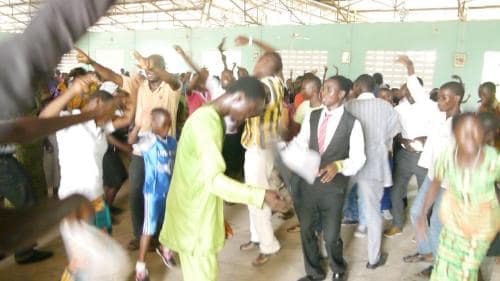 29Praising-God-after-healing-and-deliverance-3